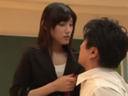 Insegnante giapponese femminile costretto studenti