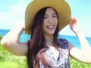 Giappone bella ragazza sole e cappello di paglia