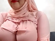 Arab Slut scuote le sue grandi tette in webcam