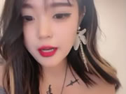 La migliore ragazza tatuata asiatica balla e mostra la figa